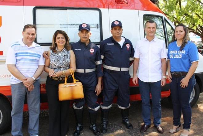 Imagem da Galeria da Notícia: FEF em Ação atrai população de Jales para praça